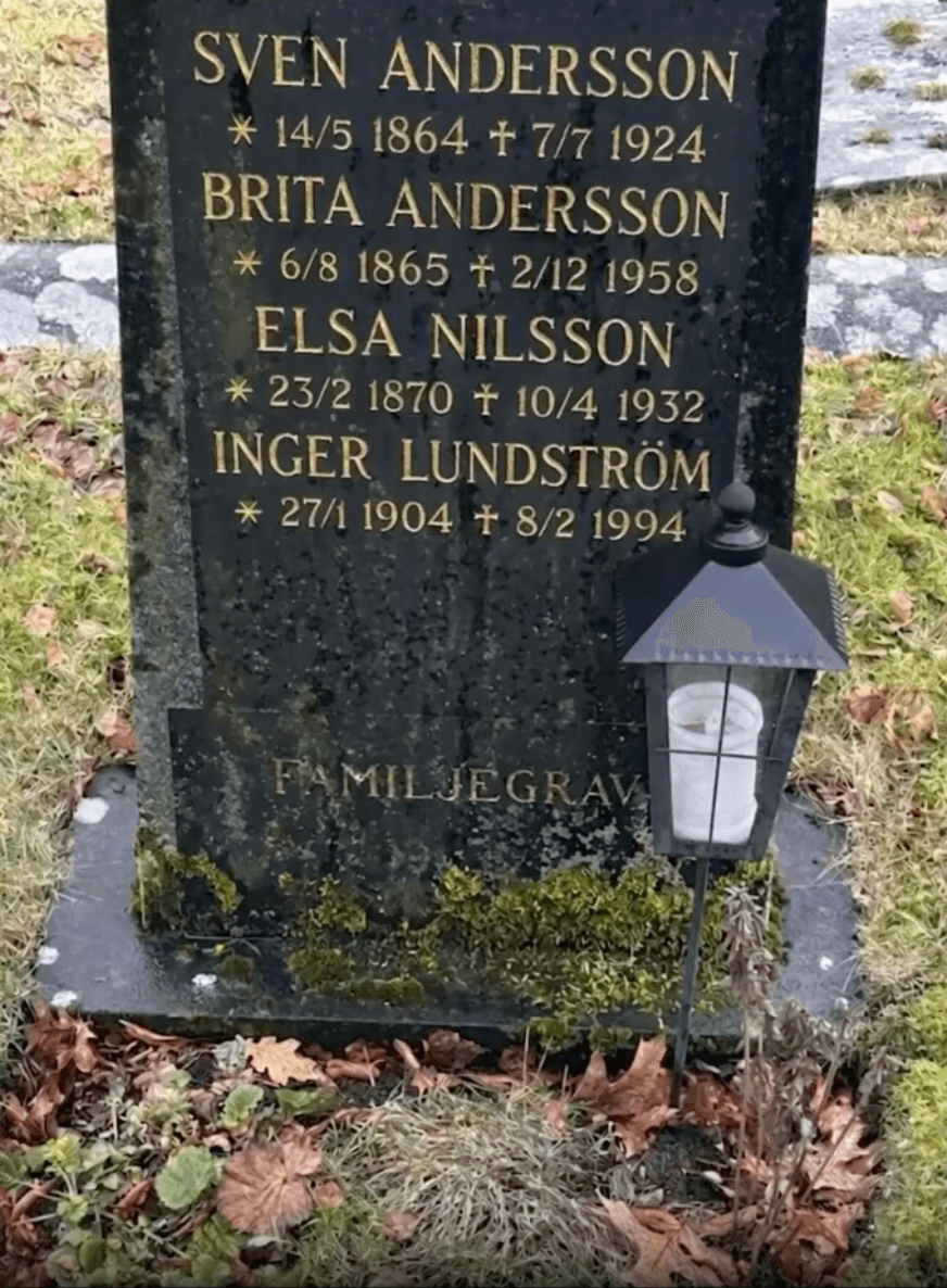 Gravsten före löpande gravskötsel — mossbelagd och igenvuxen