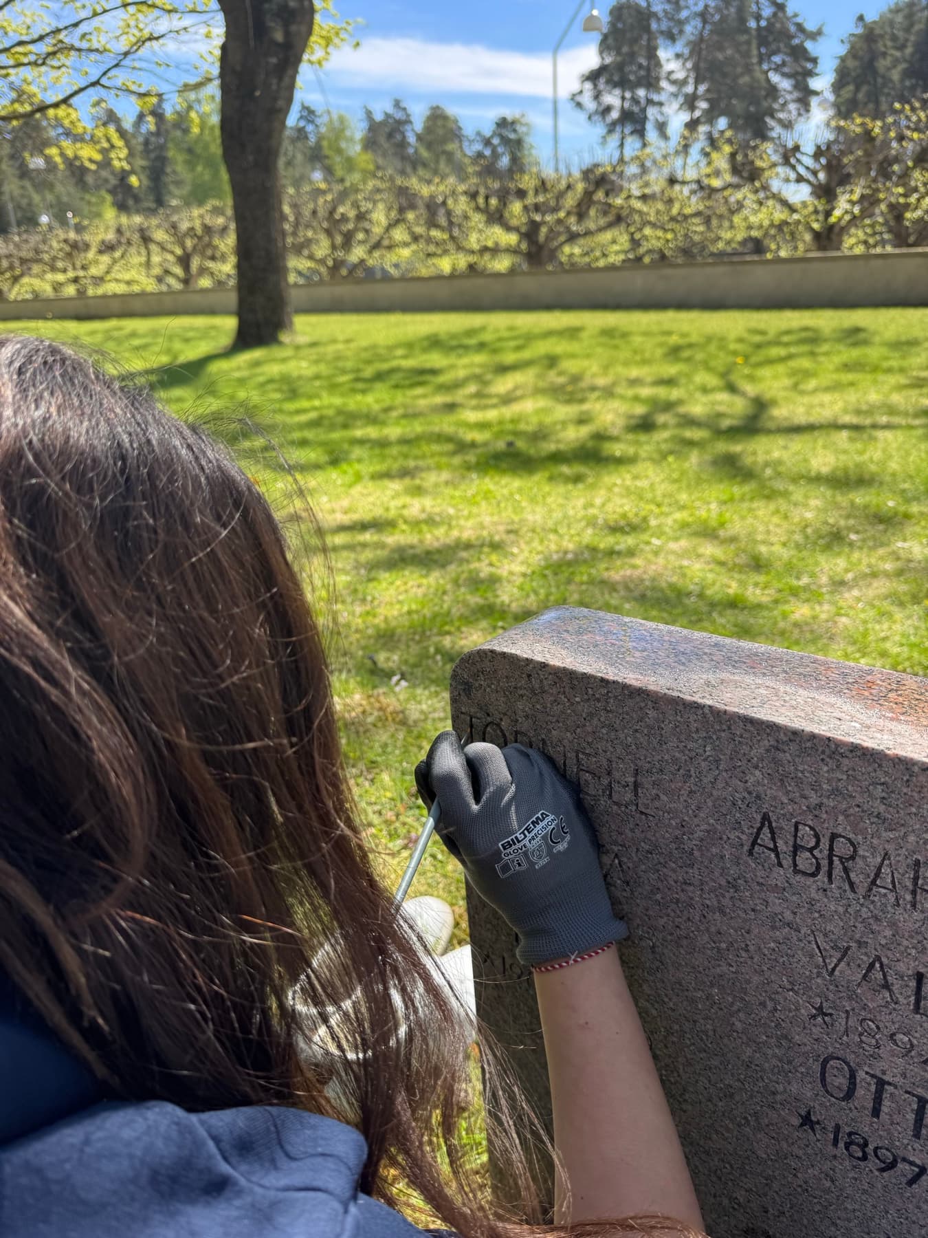 Närbild – arbetshandske vid Abrahamsson-graven under tvätten