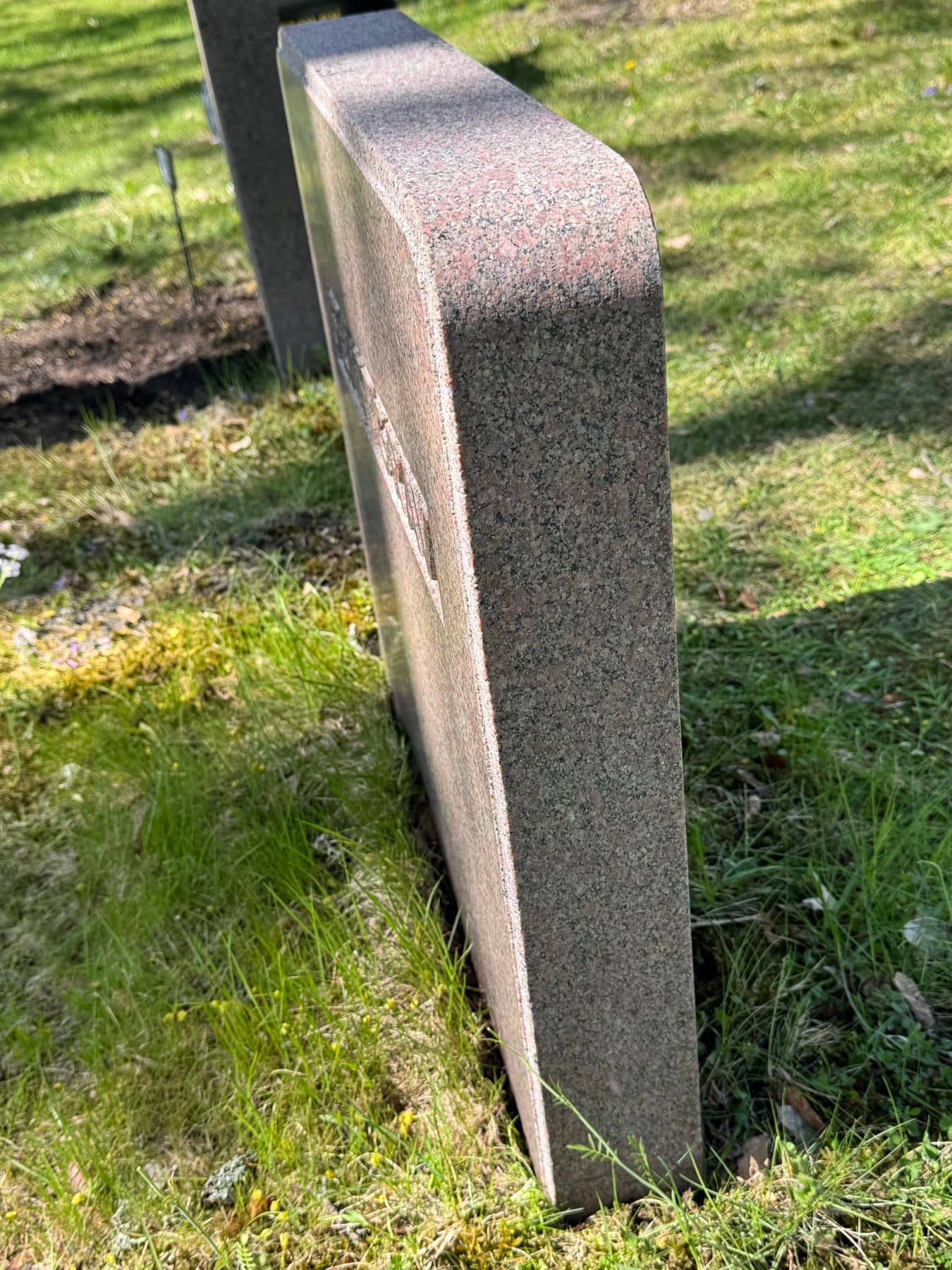 Närbild på samma rödgranit efter tvätt – ren och jämn yta