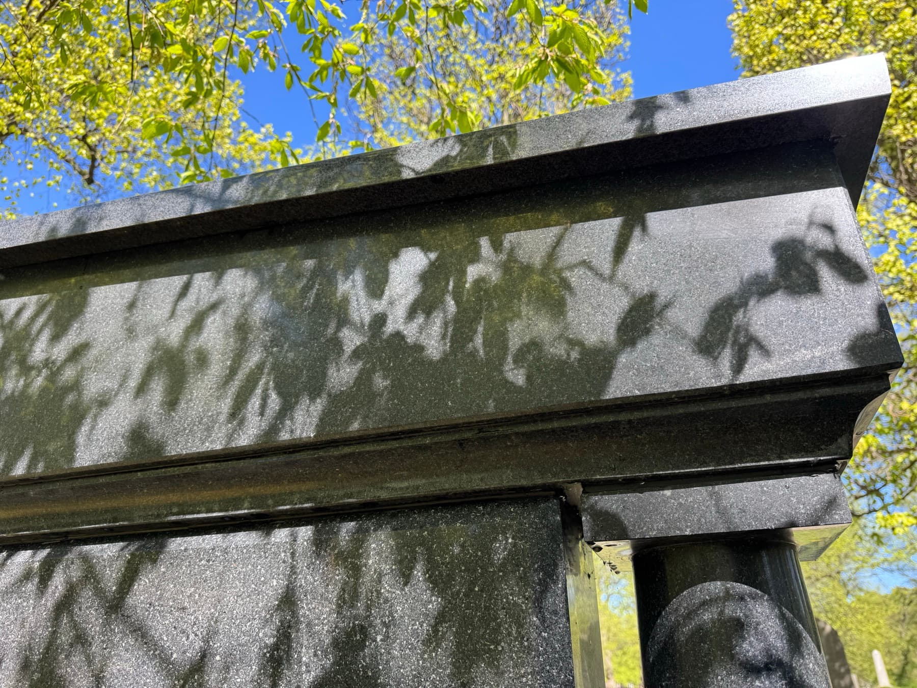 Samma gravsten efter tvätt – spindelnät och damm borta