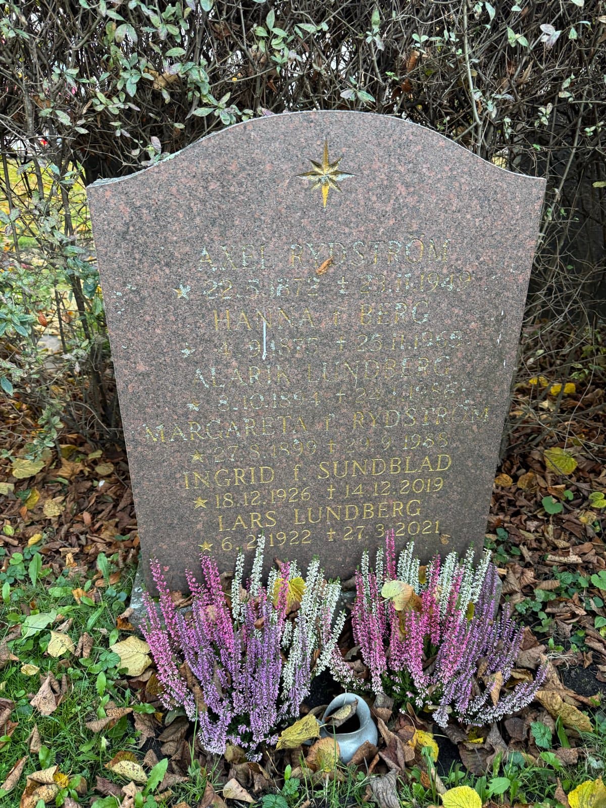 Gravsten med urblekt guldtext före bokstavsifyllning – namnen svåra att läsa