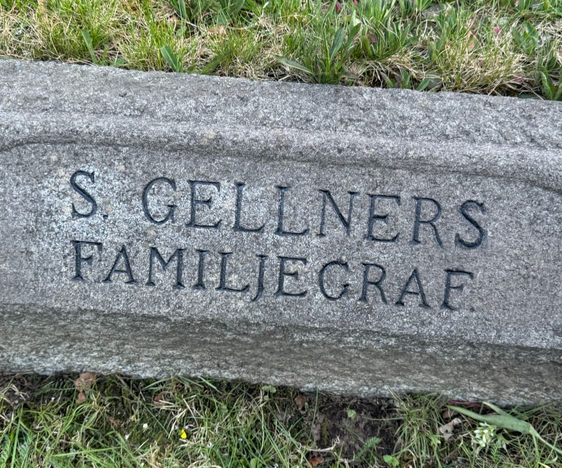 Gravsten efter bokstavsifyllning – namnet S. GELLNERS FAMILJEGRAF tydligt synligt i svart